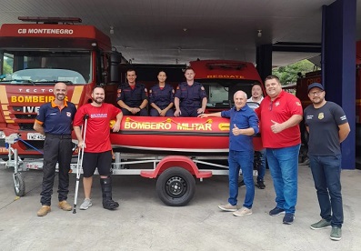 Bombeiros recebem embarcação